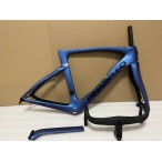 Pinarello DogMa F Kohlefaser-Rennradrahmen, Felge Bake Chameleon Blue