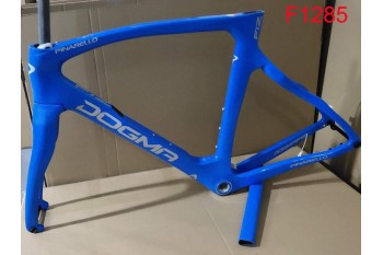 Cadru de bicicletă de drum din carbon Pinarello DogMa F12 suportat pe disc